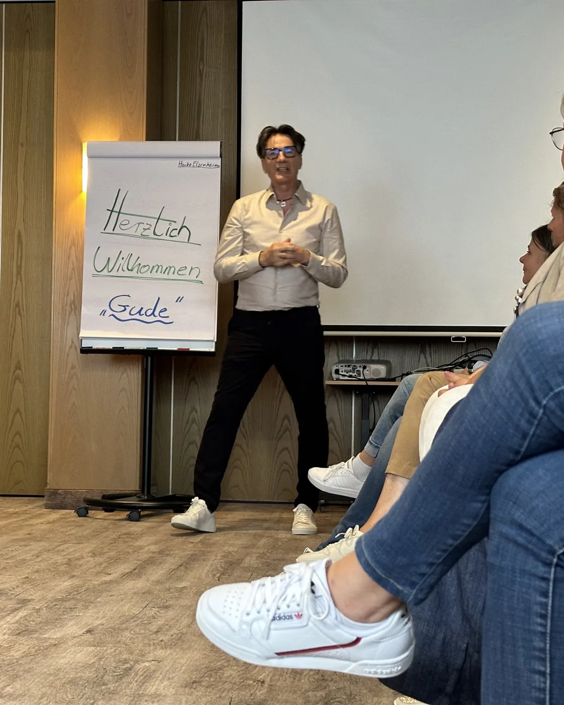 Heiko Elzenheimer begrüßt die Seminargruppe